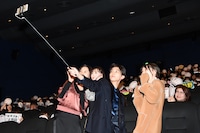 観客と動画撮影を楽しむ登壇者たち。