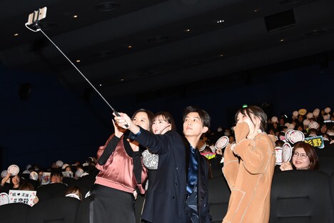 観客と動画撮影を楽しむ登壇者たち。