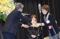 倍賞千恵子（右）