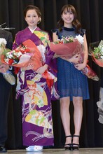 左から前田敦子、関水渚。