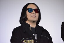 色眼鏡をかけた永野。