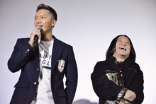 永野（右）のしゃぶしゃぶの食べ方がいかに下手かを語るSWAY（左）。