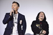 永野(右)のしゃぶしゃぶの食べ方がいかに下手かを語るSWAY(左)。