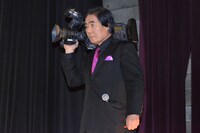 カメラを担いで登壇する村西とおる。