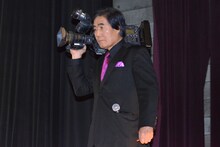 カメラを担いで登壇する村西とおる。