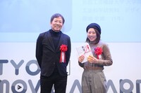 左から審査委員長の早川和良、受賞者の藤崎史織。