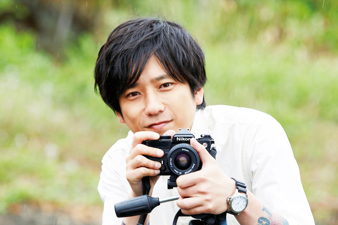 二宮和也が笑顔でカメラ構える「浅田家！」場面写真到着、公開日も決定