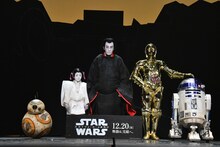 「スター・ウォーズ歌舞伎」カーテンコールの様子。左からBB-8、堀越勸玄、市川海老蔵、C-3PO、R2-D2。
