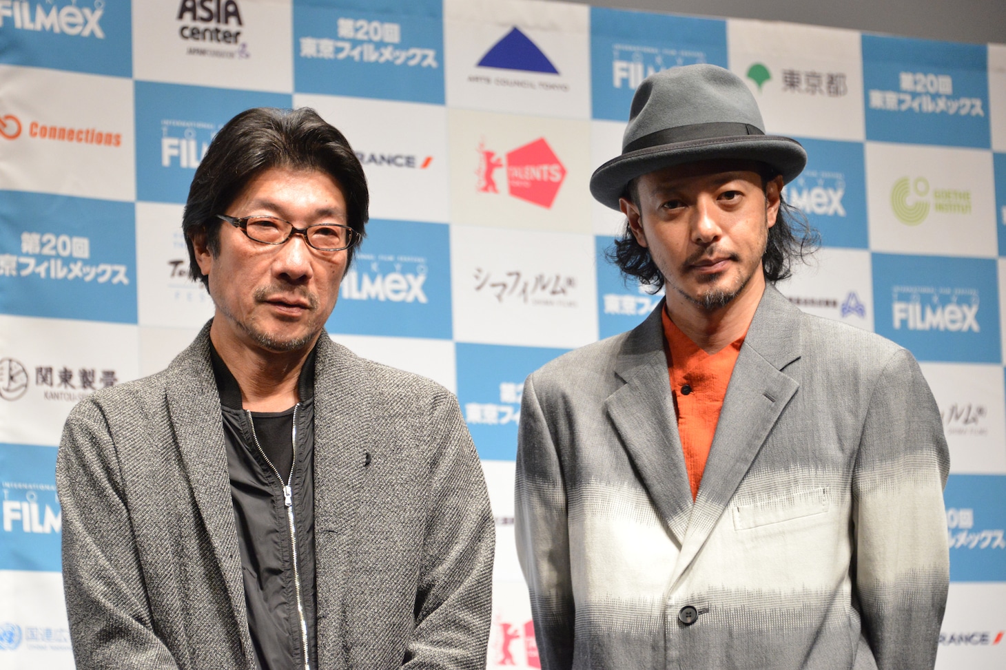 「この世の外へ クラブ進駐軍」Q&Aの様子。左から阪本順治、オダギリジョー。