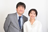 左から佐藤二朗、清野菜名。