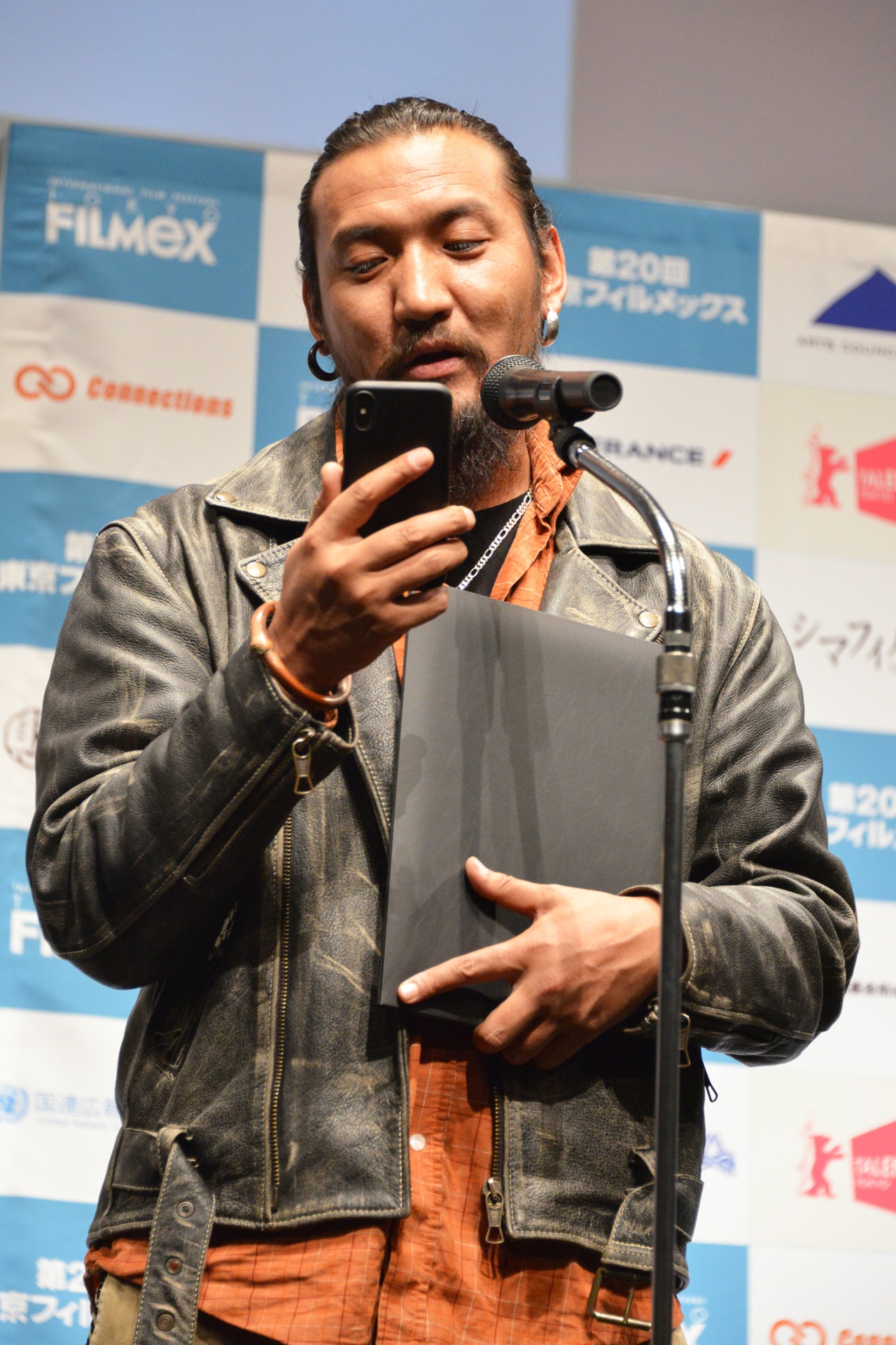 ペマツェテンからのメッセージを読み上げるジンパ。