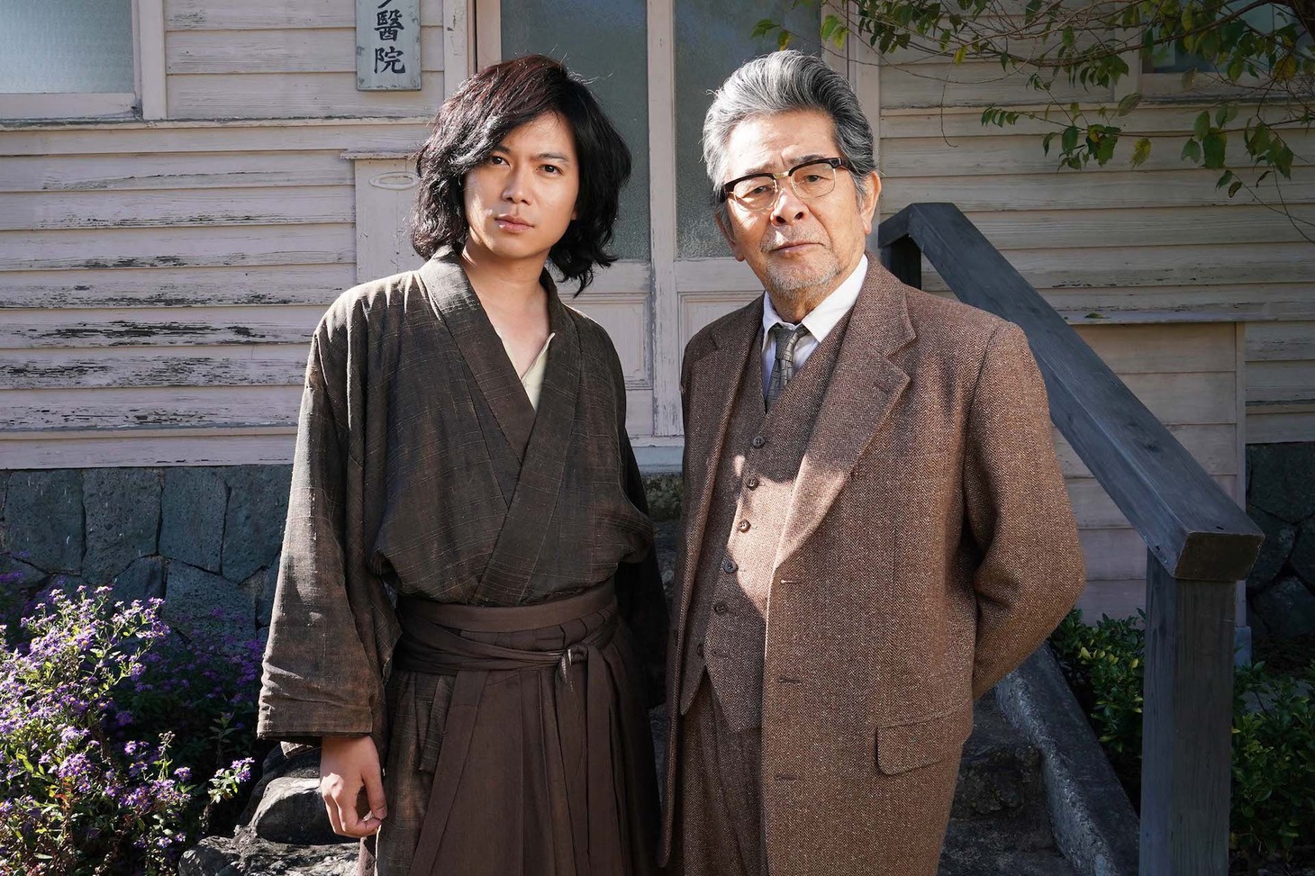 左から加藤シゲアキ演じる金田一耕助、古谷一行演じる磯川常次郎。