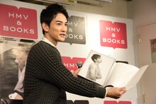 お気に入りの写真を見せる町田啓太。