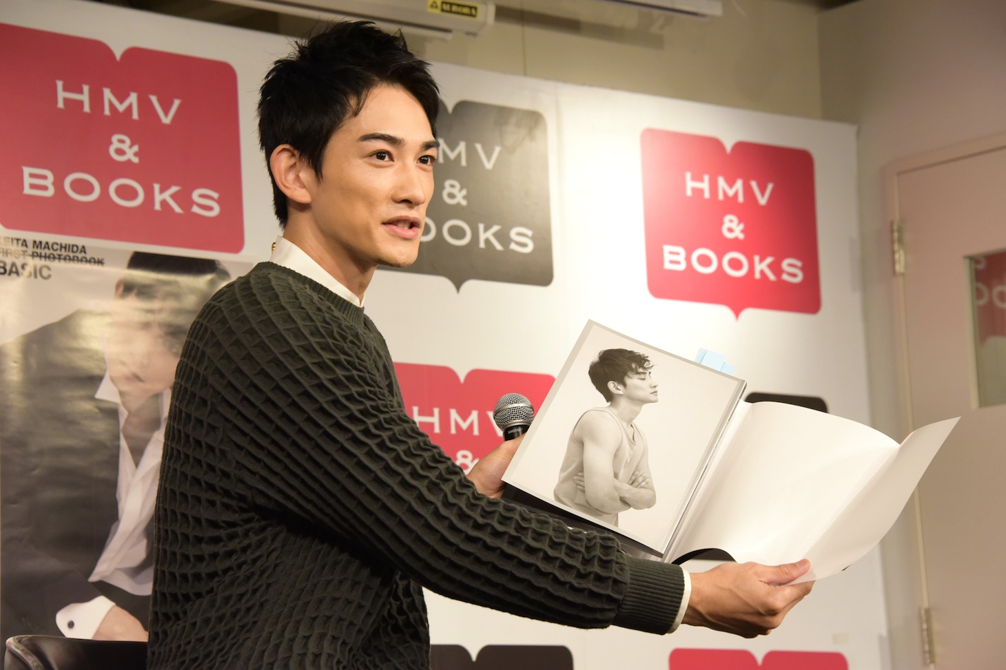 お気に入りの写真を見せる町田啓太。