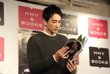 お気に入りの写真を探す町田啓太。