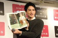 お気に入りの写真を見せる町田啓太。