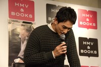 「今年の漢字」を聞かれ、下を向いて考える町田啓太。