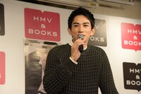 「今年の漢字」を聞かれ、遠くを見つめて考える町田啓太。