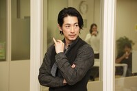 “ディーンタピオカ”に喜ぶスタッフを見つめるディーン・フジオカ。