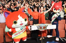 「映画 妖怪学園Y 猫はHEROになれるか」完成披露舞台挨拶の様子。左からジバニャン、未唯mie、増田惠子、寺刃ジンペイ。