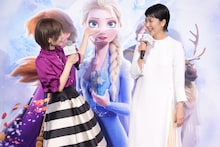 左から神田沙也加、松たか子。