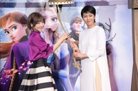 鐘を鳴らそうとする神田沙也加（左）と松たか子（右）。