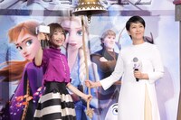 鐘を鳴らそうとする神田沙也加（左）と松たか子（右）。