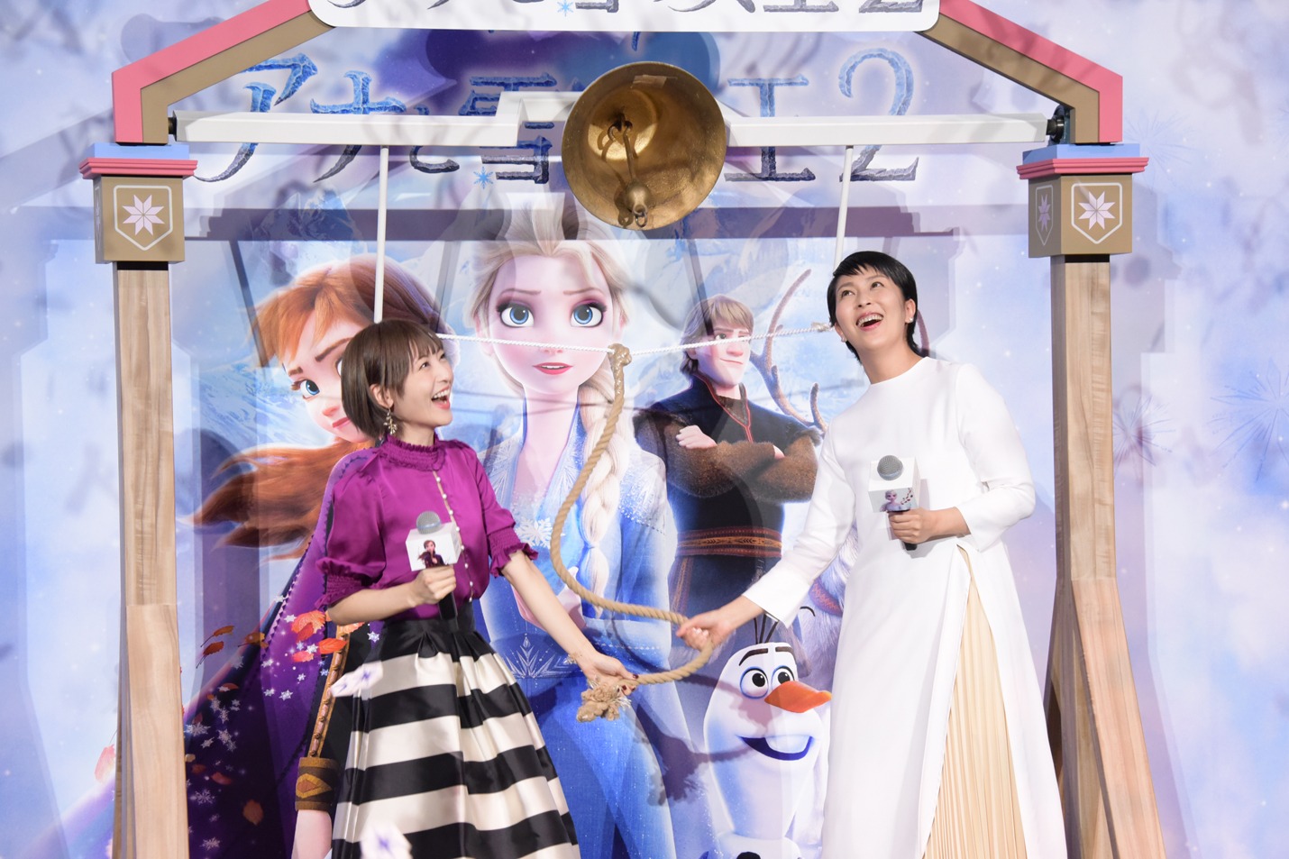 鐘を鳴らす神田沙也加（左）と松たか子（右）。
