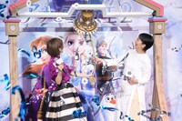 鐘を鳴らす神田沙也加（左）と松たか子（右）。