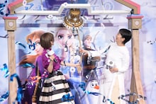 鐘を鳴らす神田沙也加（左）と松たか子（右）。