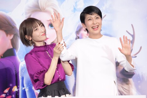 ムービーカメラに仲良く手を振る神田沙也加（左）と松たか子（右）。