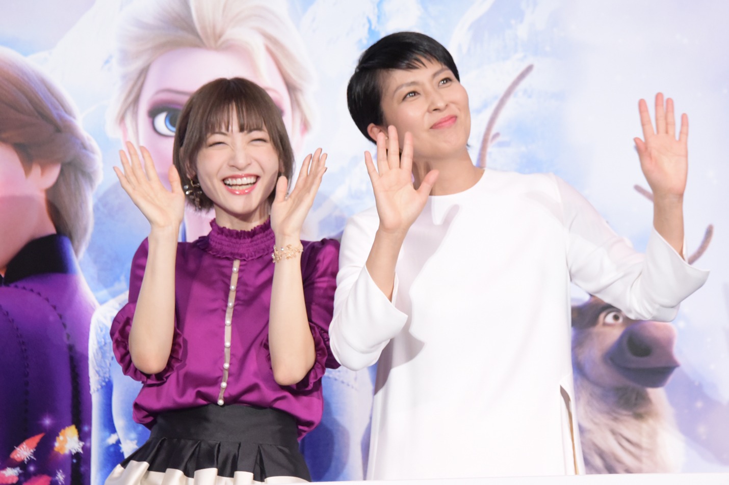 ムービーカメラに仲良く手を振る神田沙也加（左）と松たか子（右）。