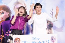 ムービーカメラに仲良く手を振る神田沙也加（左）と松たか子（右）。