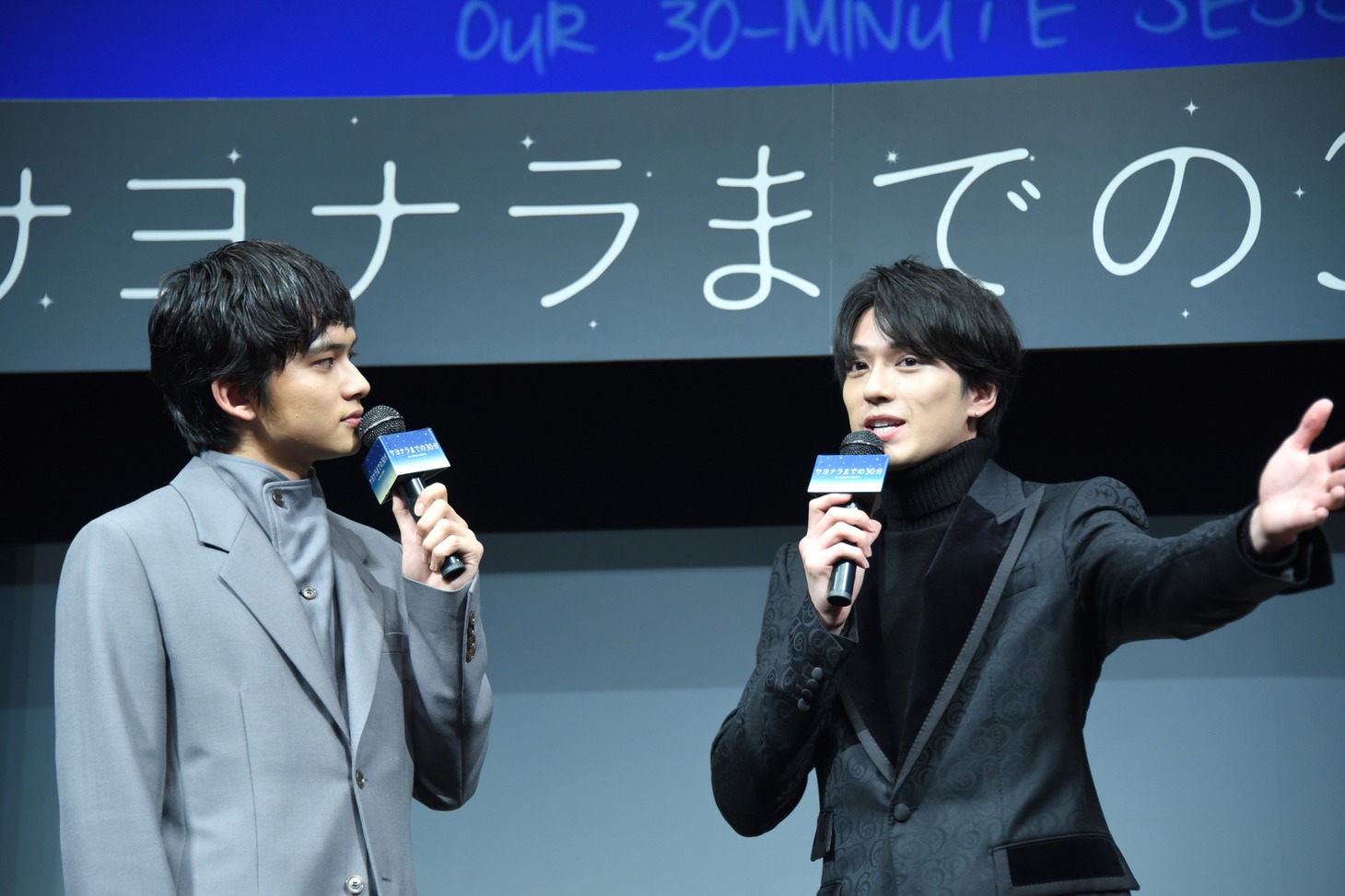 左から北村匠海、新田真剣佑。