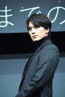 キメ顔を披露する新田真剣佑。