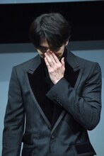 キメ顔を披露したあと、照れる新田真剣佑。