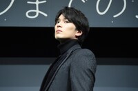 キメ顔を披露する新田真剣佑。