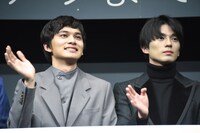 左から北村匠海、新田真剣佑。