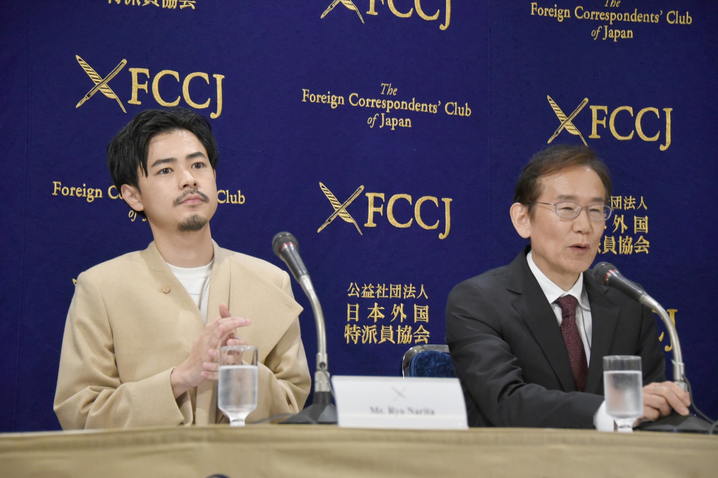 左から成田凌、周防正行。