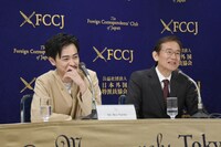 周防正行（右）の「タイプだった」発言に照れ笑いをする成田凌（左）。