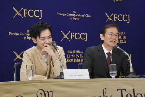 周防正行（右）の「タイプだった」発言に照れ笑いをする成田凌（左）。