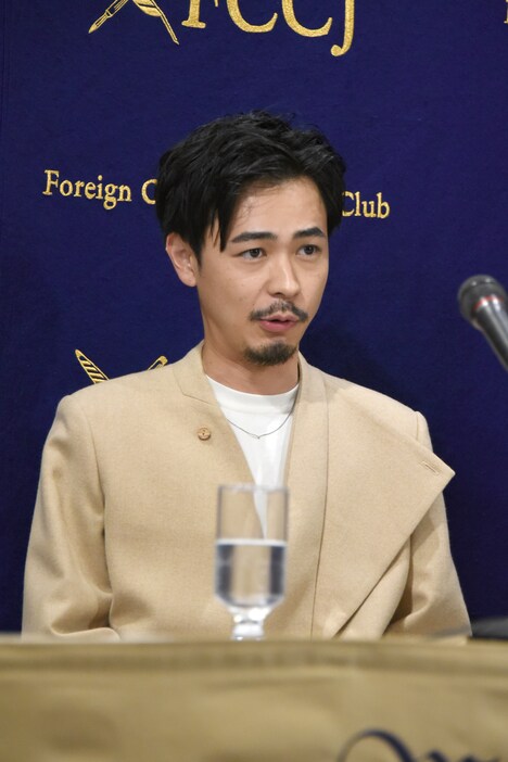 カツベンを披露する成田凌。