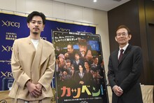 「カツベン！」会見の様子。左から成田凌、周防正行。