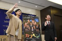 左から成田凌、周防正行。