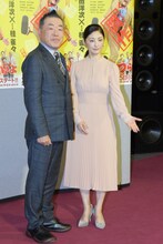 左から桂雀々、常盤貴子。