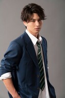 荒井敦史演じる冬木。