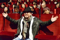 観客と一緒に写真に収まるアンソニー・ウォン。