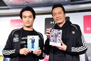 「遠藤憲一と宮藤官九郎の勉強させていただきます」Blu-ray / DVDコンプリート・ボックス発売記念イベントの様子。左から笠原秀幸、遠藤憲一。