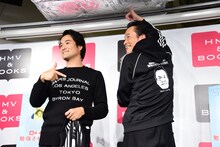 左から笠原秀幸、遠藤憲一。