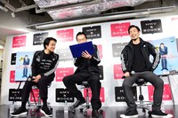 番組告知ナレーションを披露する遠藤憲一（中央）。